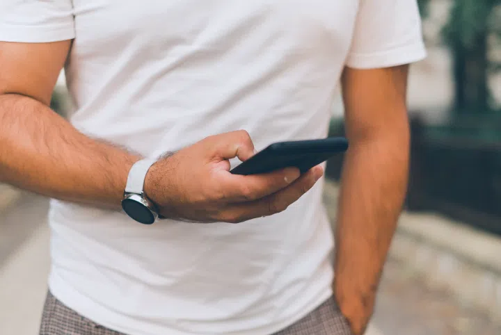 Cliente satisfecho con reparación de celular